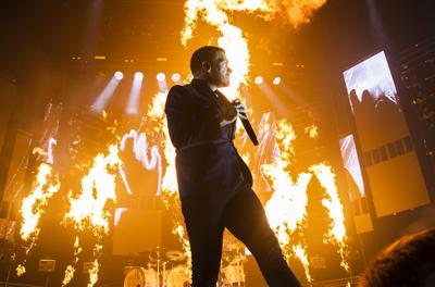 Shinedown, Lead Singer in front of Fire