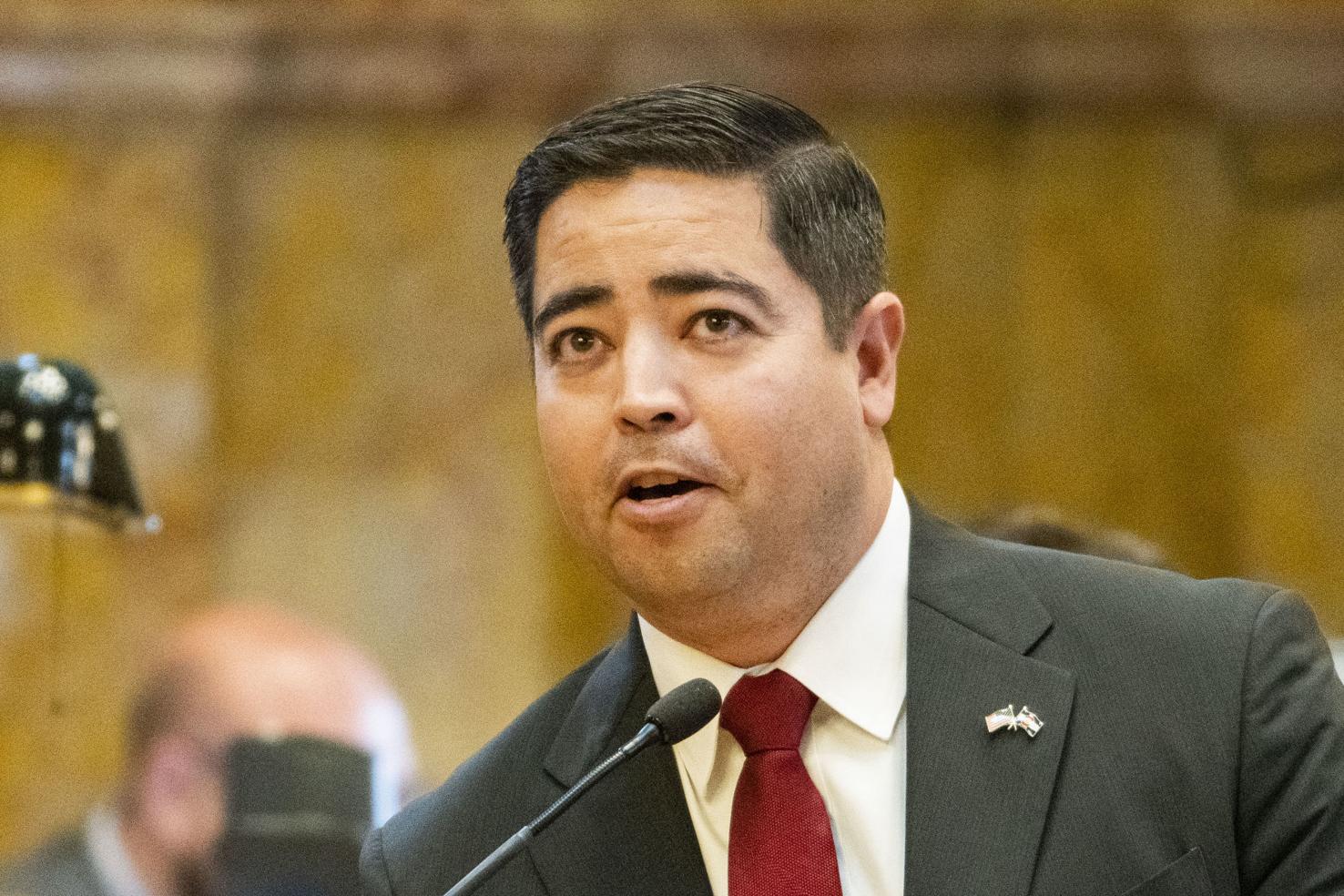 Valdez ends congressional campaign, switches to bid for reelection to