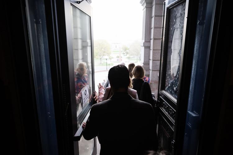 050923-dg-news-LastDayOfLegislativeSession02.JPG