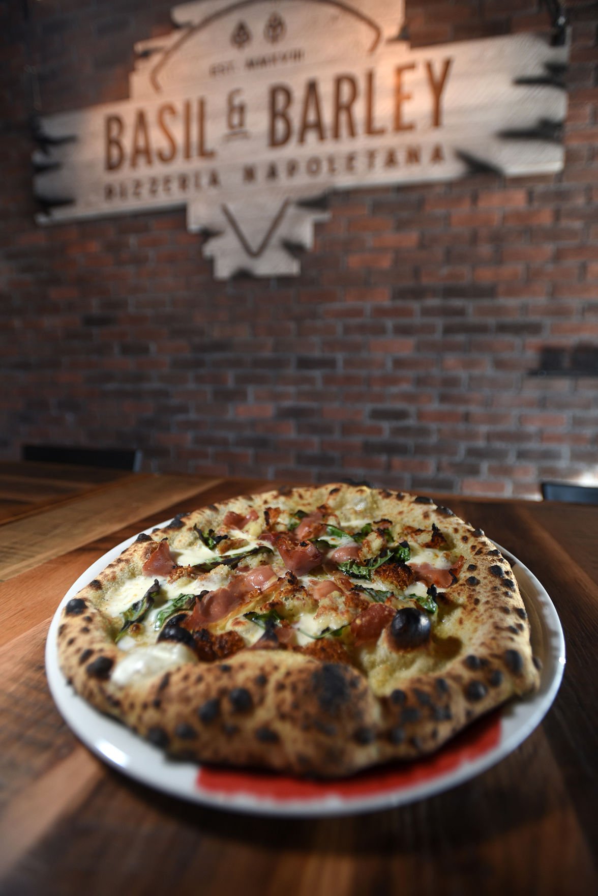 Dining review 2 men bring authentic, delicious Neapolitan pizza to