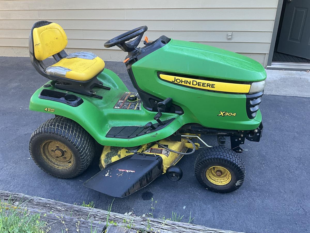 John Deere X304 riding mower image 1