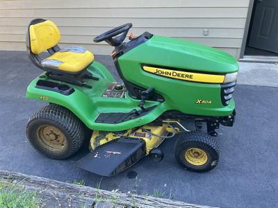 John Deere X304 riding mower image 1
