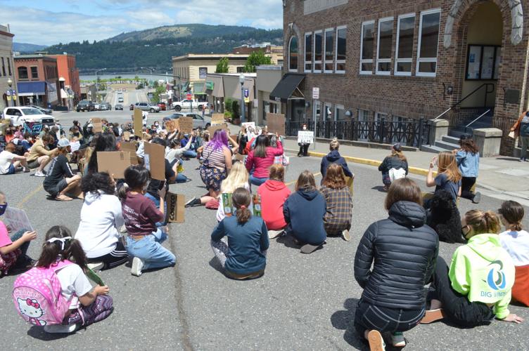 A hr rally kneeling at police station.JPG