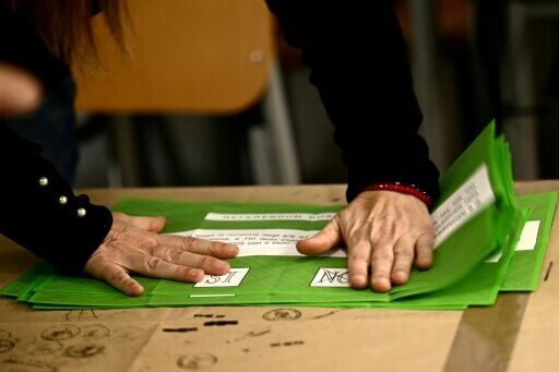 A person prepares the counting of the ballot boxes of the Constitutional referendum on Justice reform, in a polling station of Rome on March 23, 2026