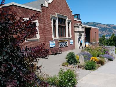 HR Library Garden 1.jpg