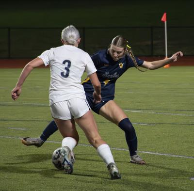 Hood River Valley's Magnolia Clermont (9) defends Wilsonville's Camryn Schaan (3) on Sept. 30