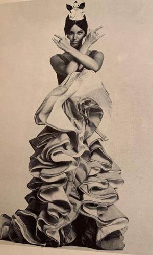 Antonia in bata de cola