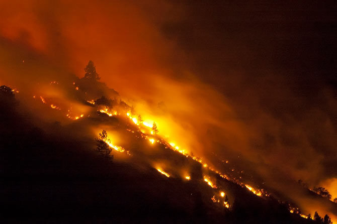 Fire burns east of Rowena Crest, threatens homes in and above Rowena