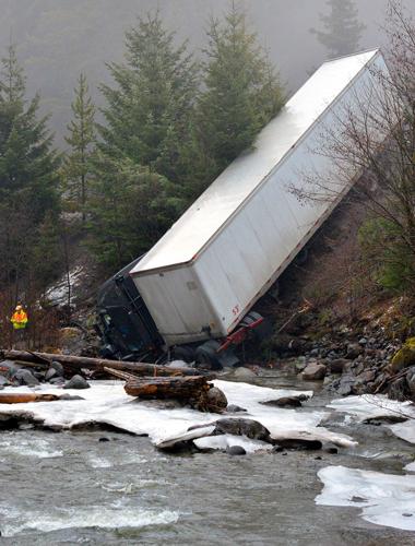 Crash spills diesel into East Fork
