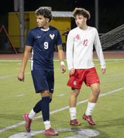 Hood River Valley boys split soccer matches