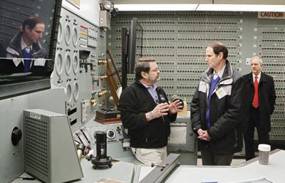 Wyden takes a close look at Hanford
