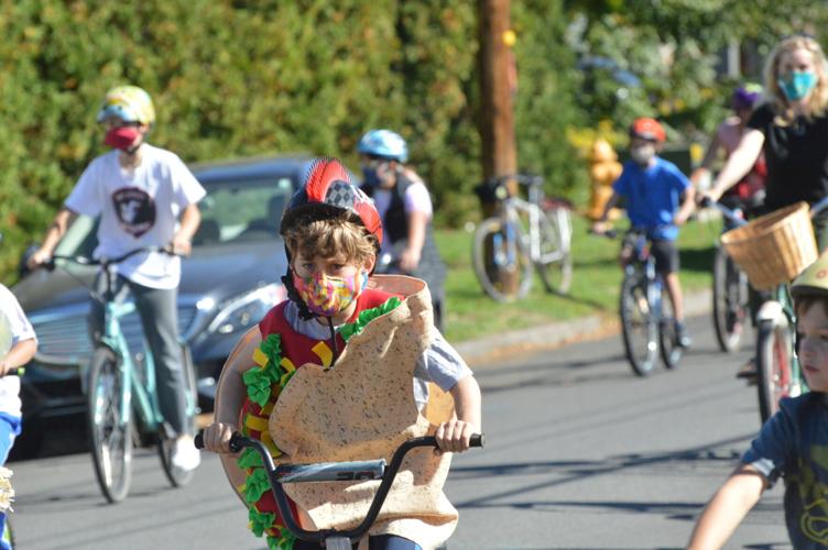 10-28 bike train, costumes pizza guy.JPG