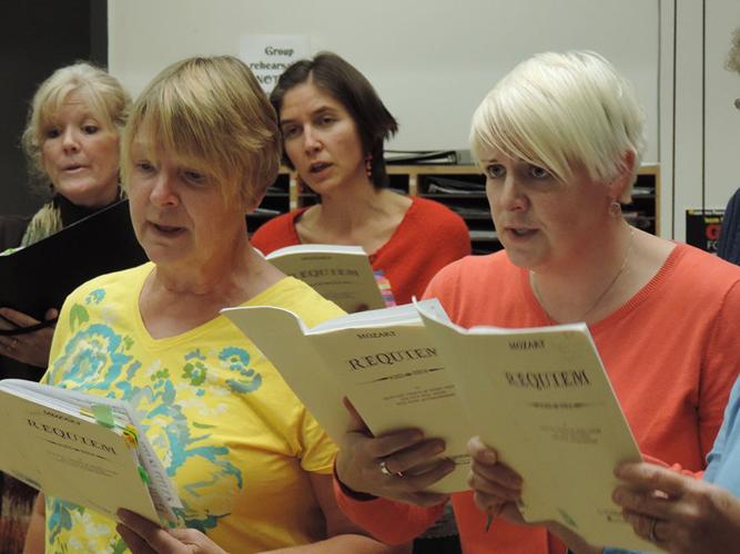 Mark’s Mozart Mix: Voci, Sinfonietta combine to present a grand choral work