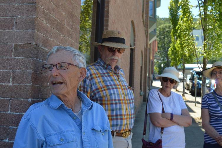 Hood River walking tour brings history to life