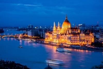 Moody's warned that it could further lower its credit rating for the city of Budapest if strained relations with the central government were to continue