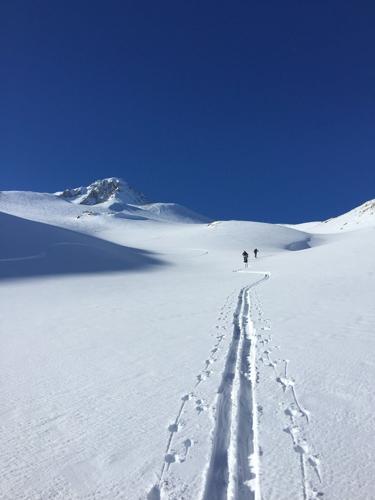 Searchers find two men after night on mountain