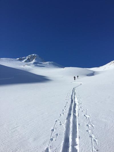 Searchers find two men after night on mountain