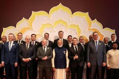 India's Prime Minister Narendra Modi (C), Brazil's President Luiz Inacio Lula da Silva (centre L) and France's President Emmanuel Macron (centre R) and other world leaders and representatives at the AI Impact Summit in New Delhi on February 19, 2026