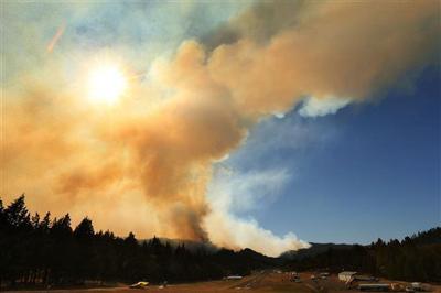 Smoke lessens from wildfires in Oregon Cascades