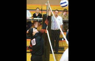 Huskies score a four-set home win