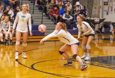 Volleyball sweeps Sisters in regular season finale