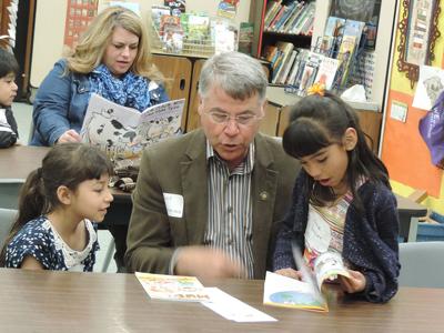 SMART supporters read with kids, learn about literacy program