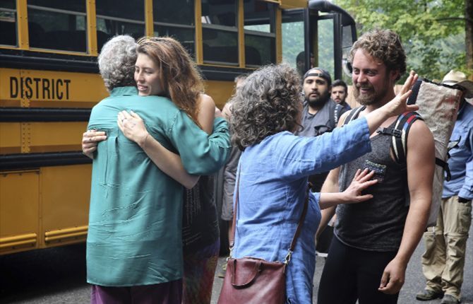 Fire rages near Cascade Locks