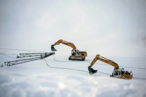 Excavators dismantle support structures of the Schneefernerkopf ski lift
