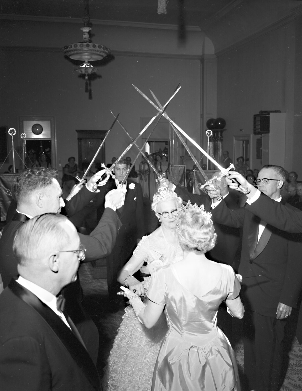 TDC_2018_32_1120 HISTORY MYSTERY bw WEB.jpg