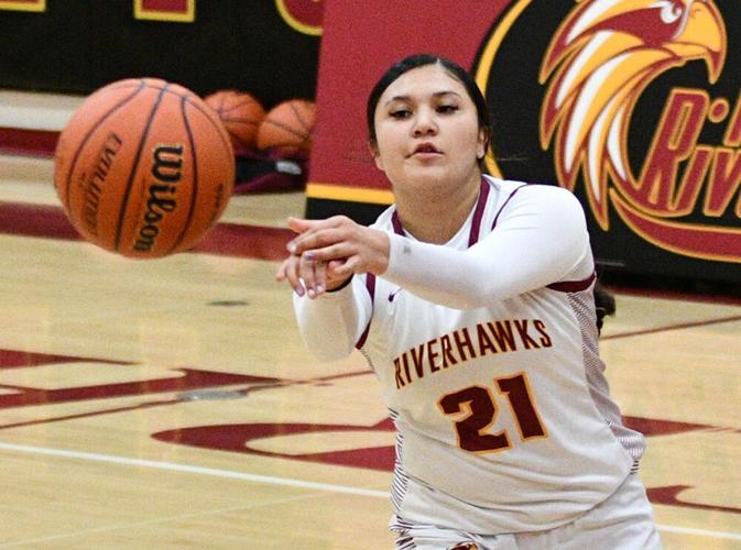 Anuhea Peters slings a pass.