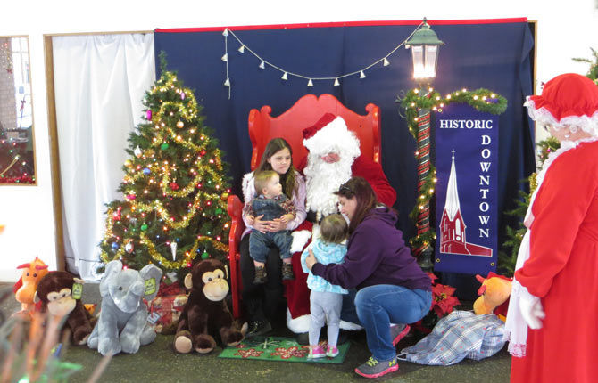 Santa program draws hundreds downtown, say organizers
