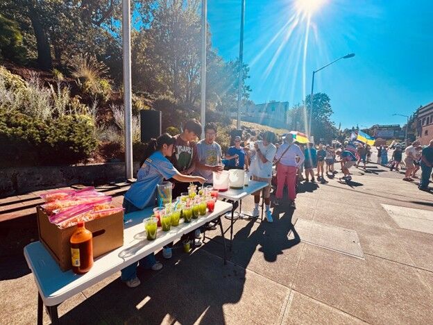 El Mercado teen volunteers