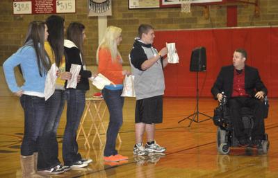 Dufur alumnus returns to inspire students