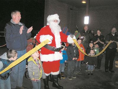 Photo: Ho Ho Ho! Santa performs hose unbuckling at Husum Fire Station