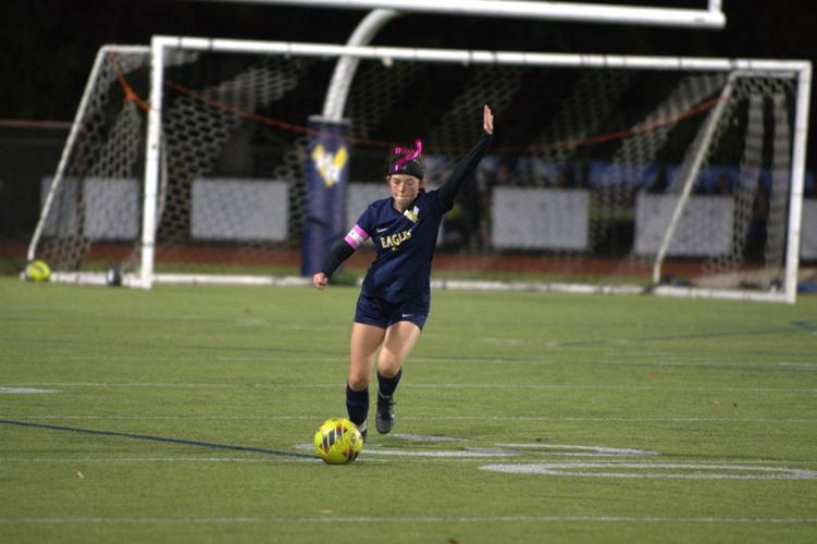 1200 Senior captain, 5 Ainsley Chown kicks the ball , by Davina.jpg