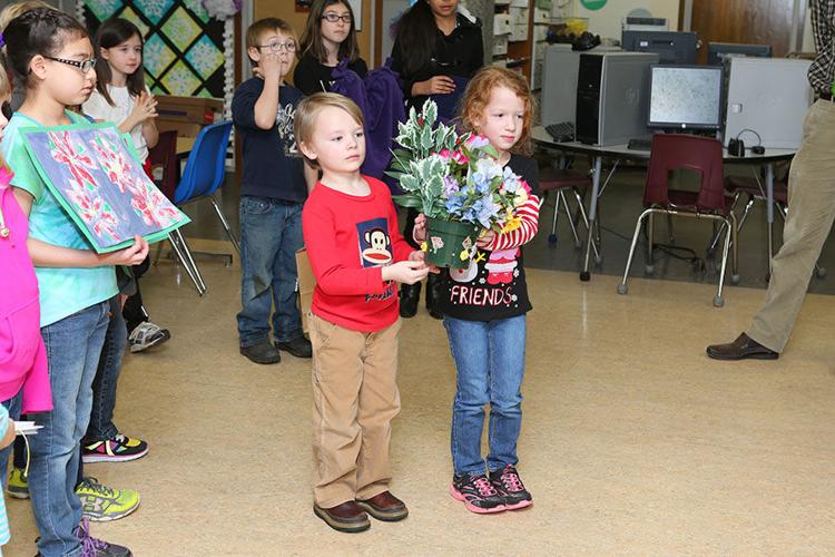 Parkdale Elementary spreads holiday cheer to HR Care Center residents