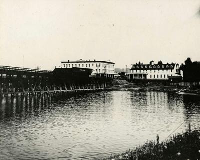 03-10 HISTORY 1890s-Mill Creek-railroad tressel-Umatilla House-TD Hotel.jpg