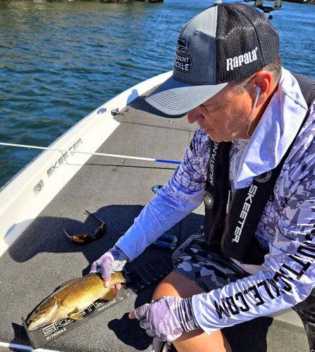Zupfer measuring small mouth bass.jpg