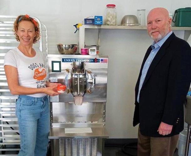 Hendrickx demonstrates gelato manufacturing to Martin Golden.jpg