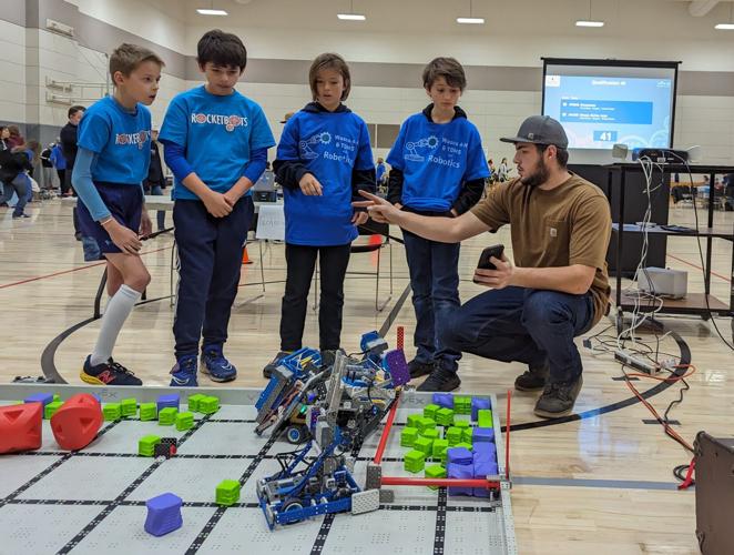 Gorge students take top honors at regionals TWO PICS TeamsandVolunteer.jpg