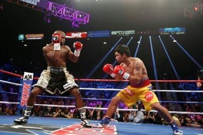 Floyd Mayweather (left) beat Manny Pacquiao in their 2015 'Fight of the Century' in Las Vegas