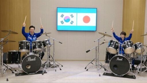 Japan, South Korea leaders drum up support with K-pop jam