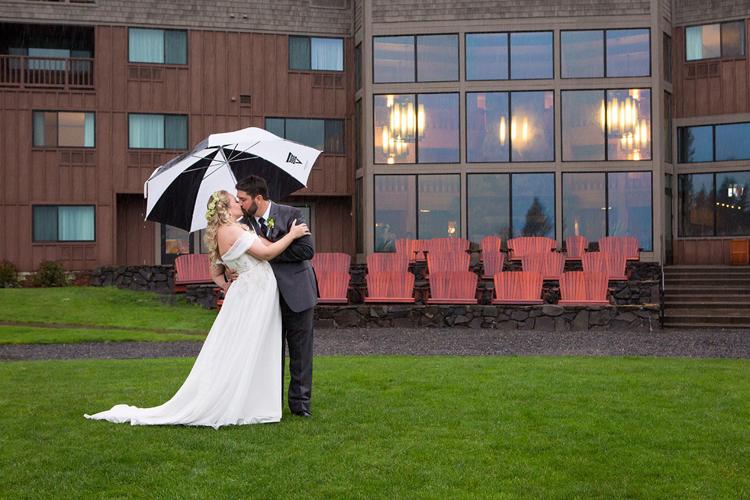 REAL WEDDINGS-Skamania Lodge: Rhyne Simon and Brandon Perkins