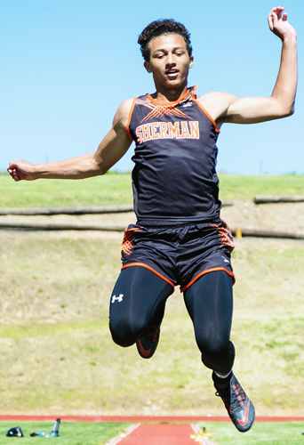 Dufur’s Stelzer sets PR in 3,000