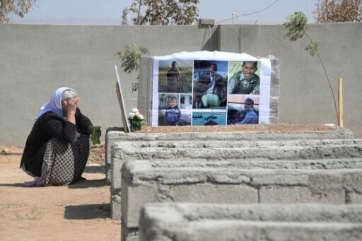 A Yazidi woman mourns victims of the Sinjar massacre perperated by IS in August 2014