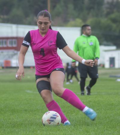 Natalia Elias (4) dribbles the ball against Estacada