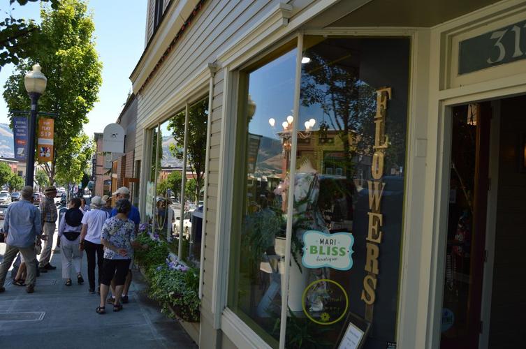 Hood River walking tour brings history to life