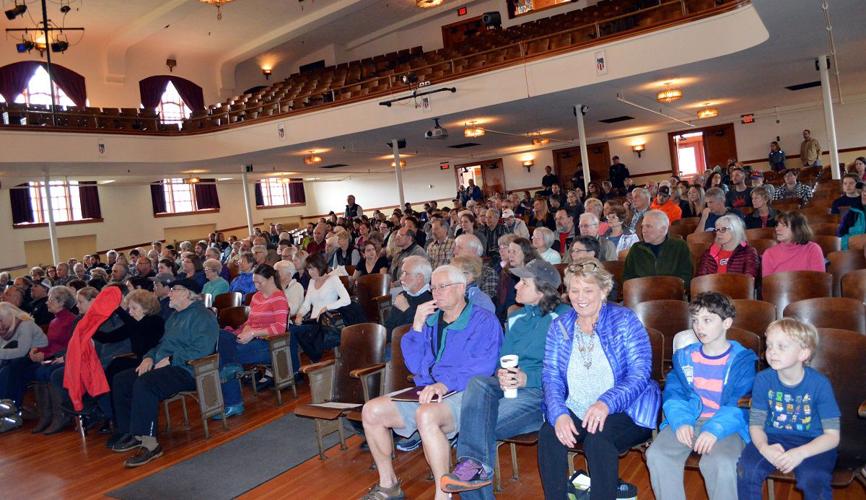 Wyden talks healthcare at HR town hall