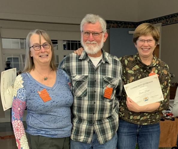 Central Gorge Master Gardeners receive completion certificates and awards 2022