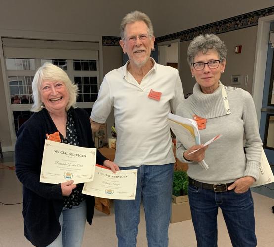 Central Gorge Master Gardeners receive completion certificates and awards 2022